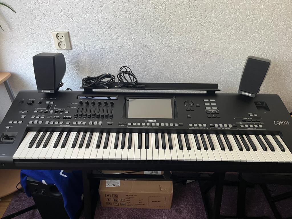 Genos 1 with speakers and Voices and Styles Samples, Muziek en Instrumenten, Ophalen, Zo goed als nieuw, 76 toetsen, Yamaha