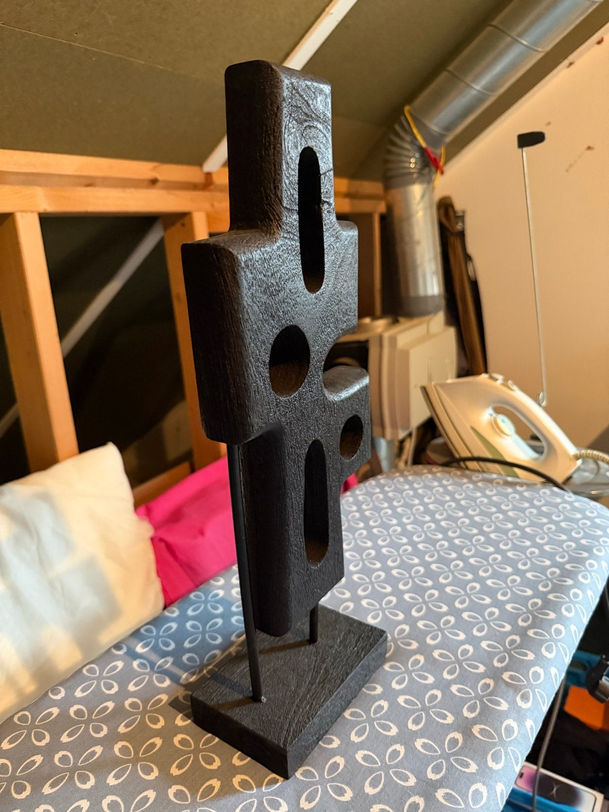 Abstract houten sculptuur op sokkel, Ophalen of Verzenden, Handgemaakt, Beeld, Modern