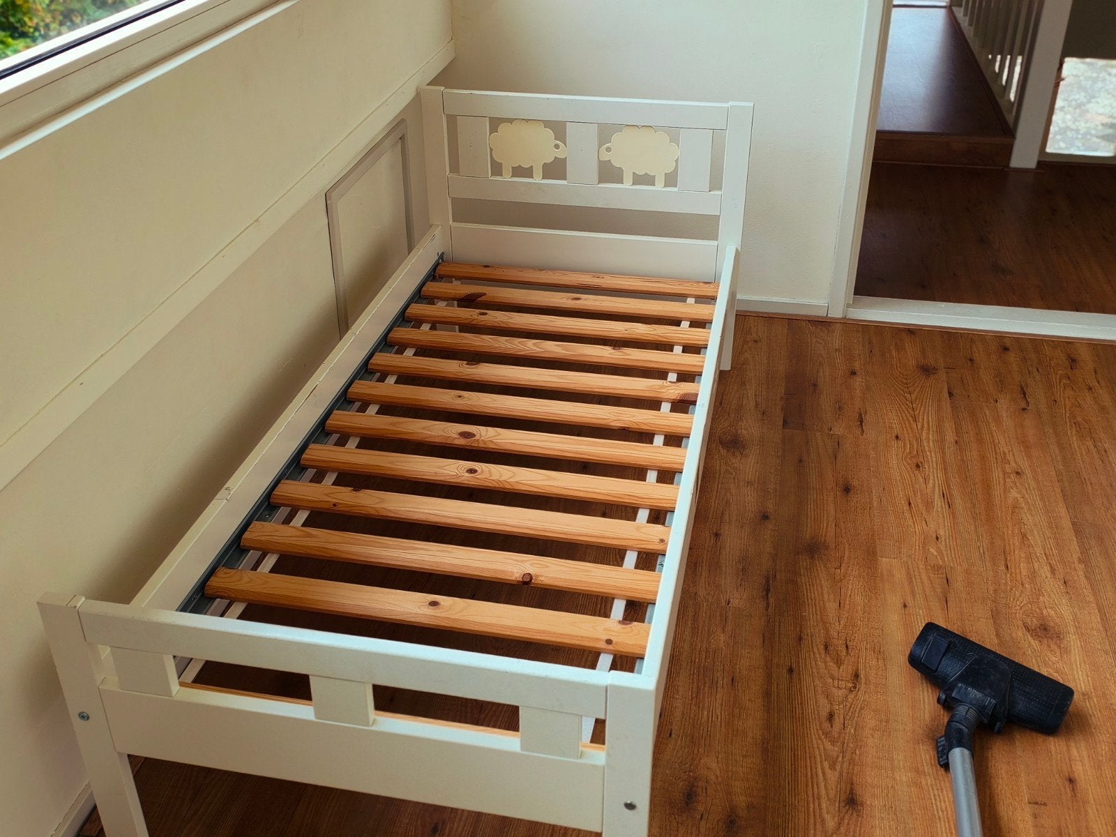 gratis kinderbed en bureau IKEA, Ophalen, Gebruikt, 70 tot 85 cm, Lattenbodem