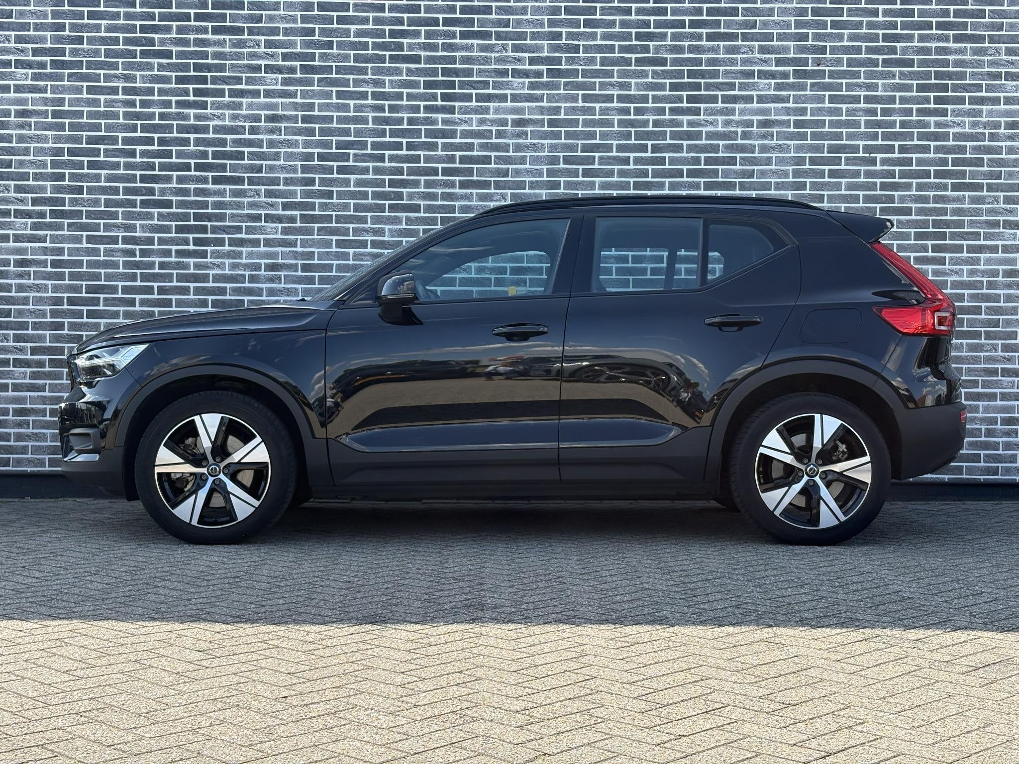 Volvo XC40 Recharge P8 AWD R-Design | Warmtepomp | Achteruit, Auto's, Volvo, 12 maanden, Gebruikt, Zwart, Origineel Nederlands