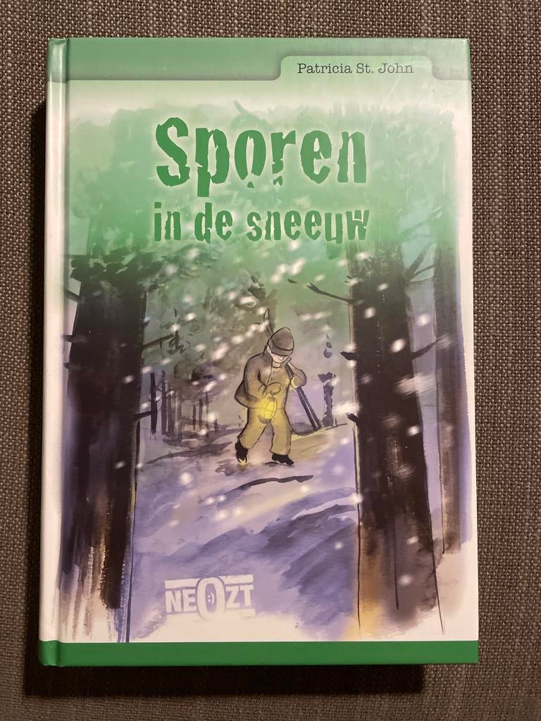 P. Saint John - Sporen in de sneeuw, Boeken, Ophalen of Verzenden, Zo goed als nieuw, P. Saint John