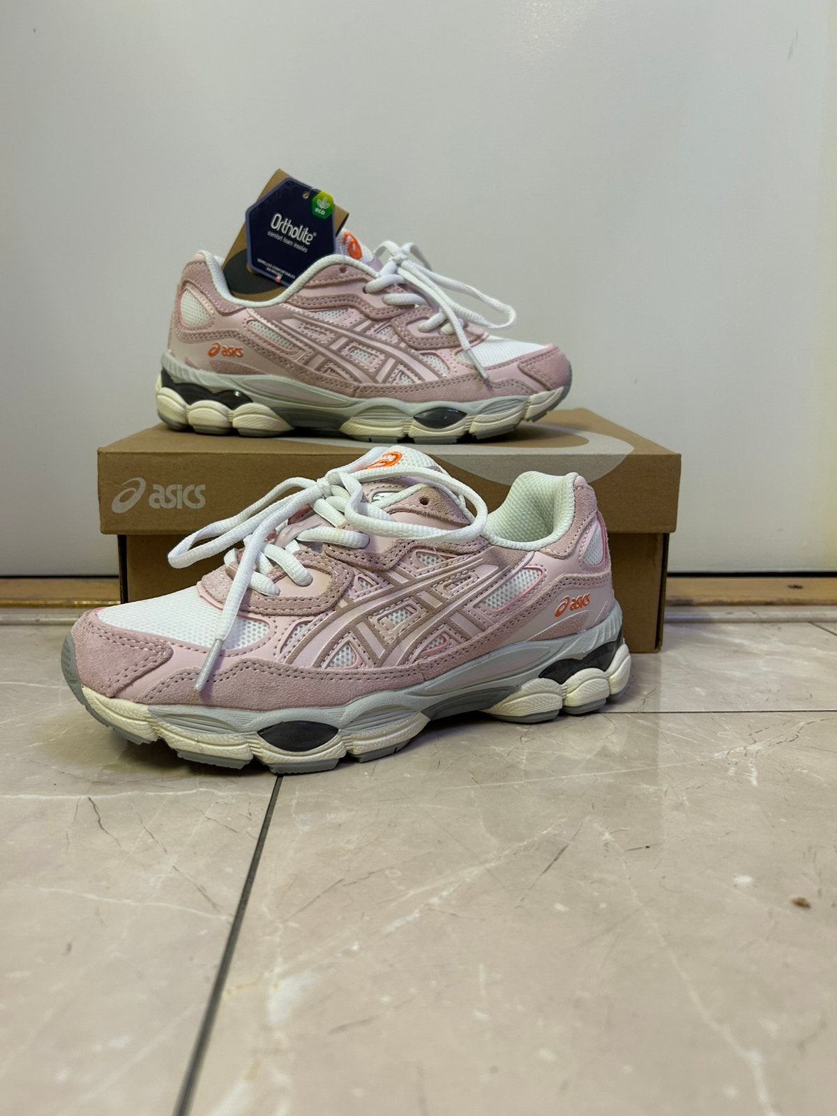 Asics Gel Nyc Pink Cream maat 36, Sport en Fitness, Loopsport en Atletiek, Ophalen, Zo goed als nieuw, Hardloopschoenen, Asics