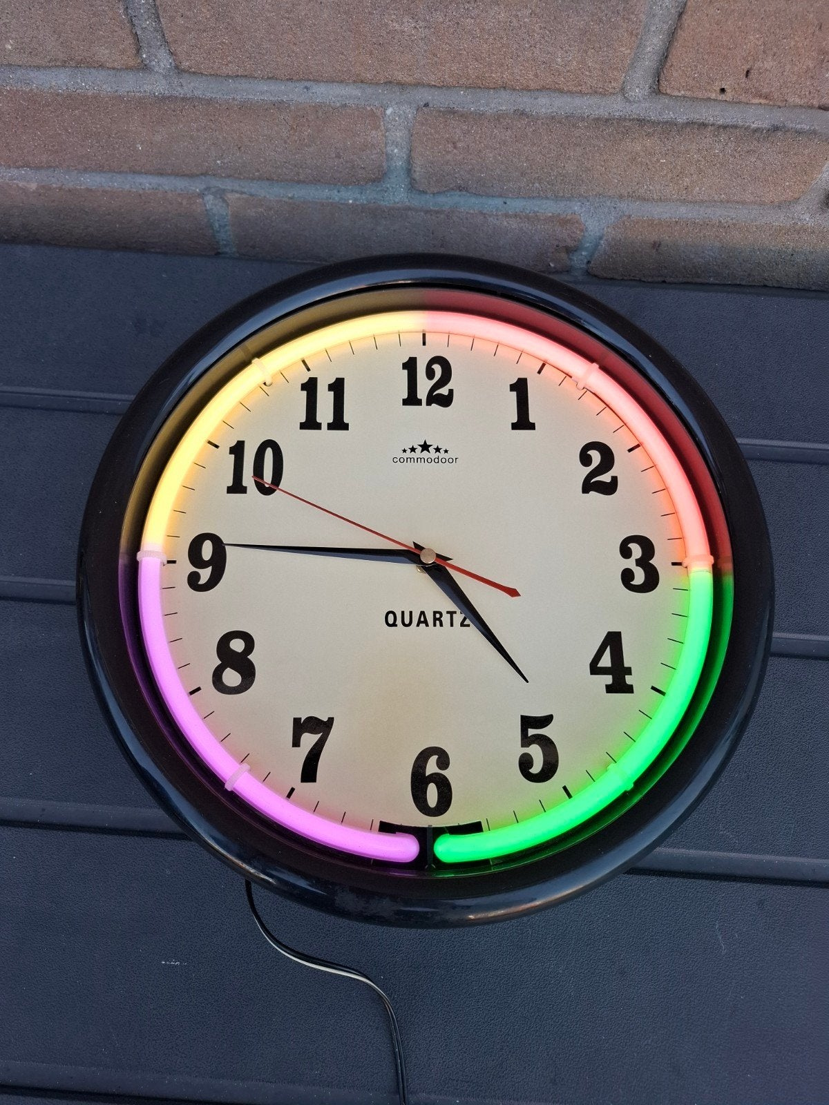 Gave neon commodoore quartz wandklok, Ophalen of Verzenden, Gebruikt