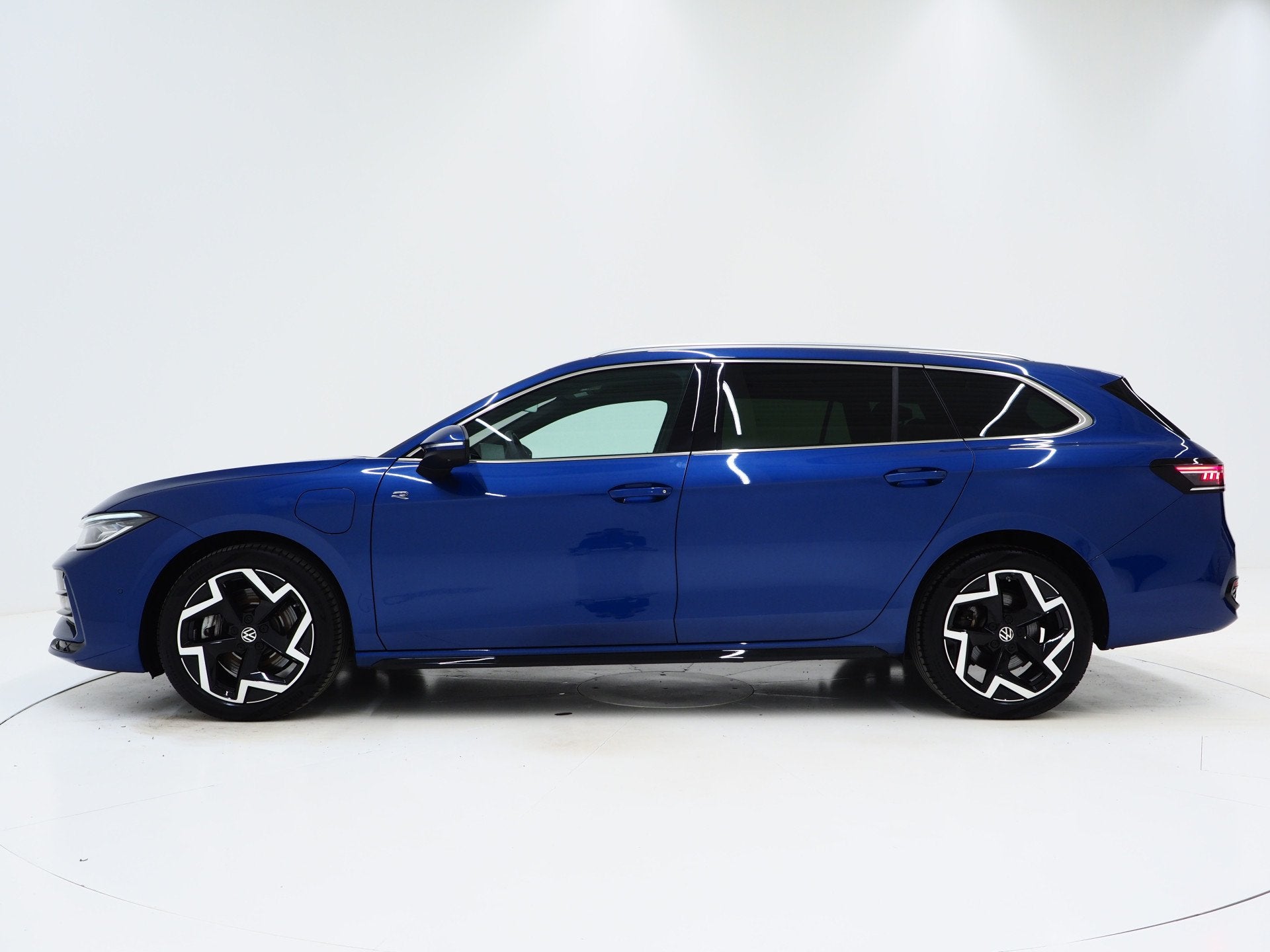 Volkswagen Passat Variant 1.5 eHybrid R-Line Black | 5 Jaar, Auto's, Zwart, Blauw, Hybride Elektrisch/Benzine, Verwarmde buitenspiegels