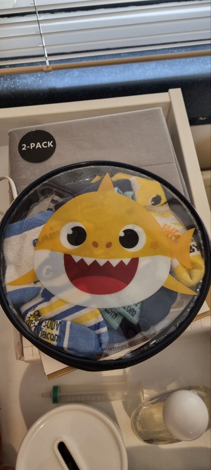 Nieuwe Baby Shark sokjes in etui - Maat 17/18, Jongetje of Meisje, Ophalen of Verzenden, Sokjes, Nieuw