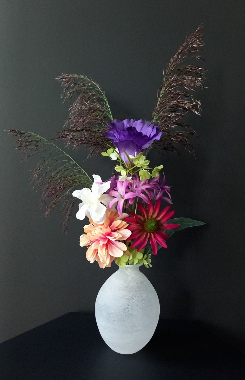 Kunst- en Droogbloemen gebonden boeket met witte vaas H48 cm, Ophalen of Verzenden, Nieuw