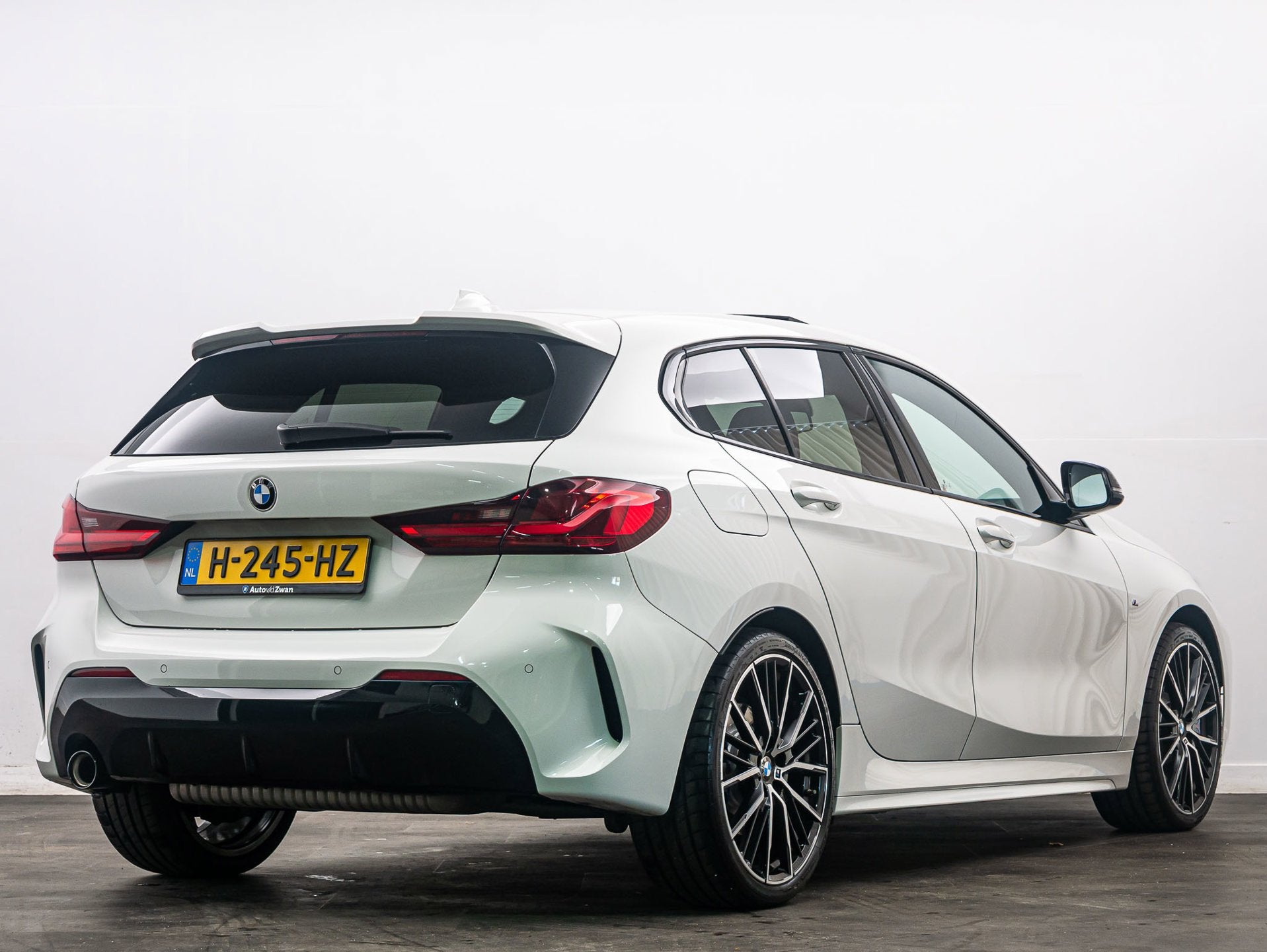 BMW 1-serie 118i High Executive Edition M-Sport Automaat, Auto's, BMW, Gebruikt, Wit, Bedrijf, 3 cilinders