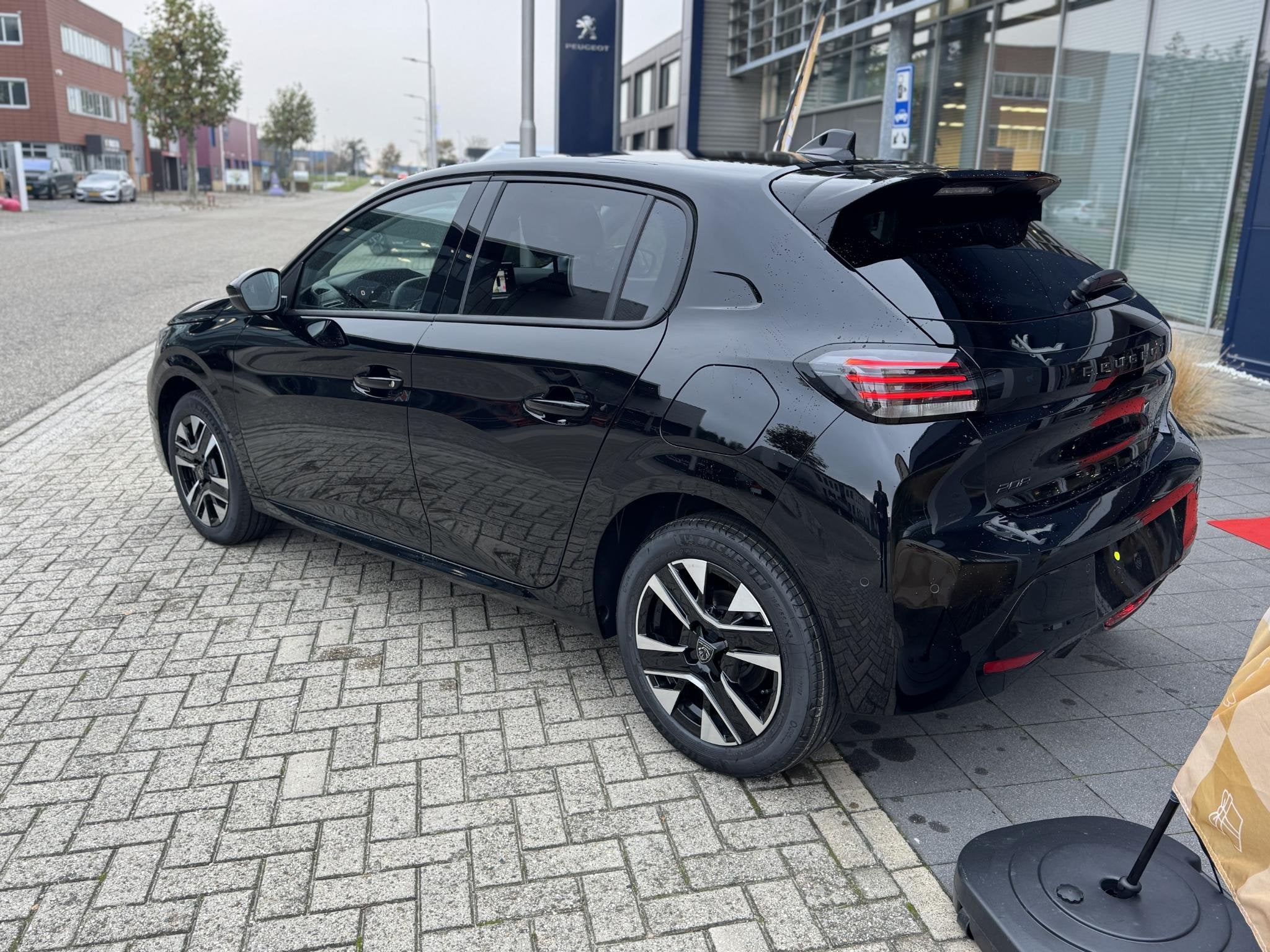 Peugeot 208 Hybrid 110 e-DCS6 Allure l Voorraad l Vision & N, 1195 kg, Euro 6, 1199 cc, Leder en Stof