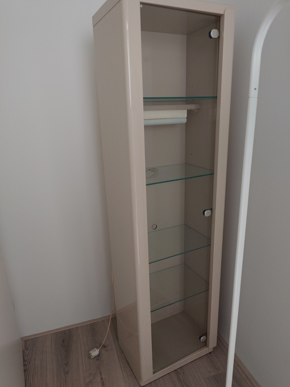 Half hoge vitrinekast met glazen planken en deur, Ophalen, Gebruikt, 25 tot 50 cm, 150 tot 200 cm
