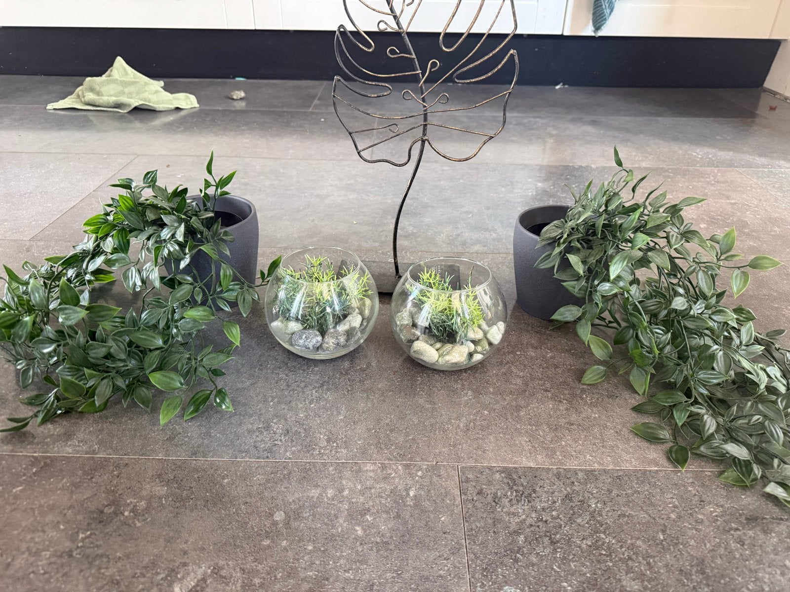 Decoratieve set: Kunstplanten, glazen bollen en metalen blad, Huis en Inrichting, Woonaccessoires | Kunstplanten en Kunstbloemen