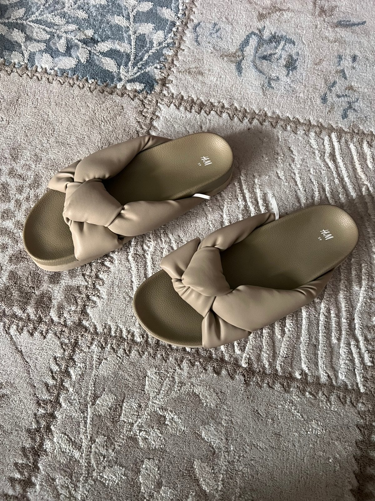 Maat 39, Beige, Zo goed als nieuw, Ophalen, Slippers