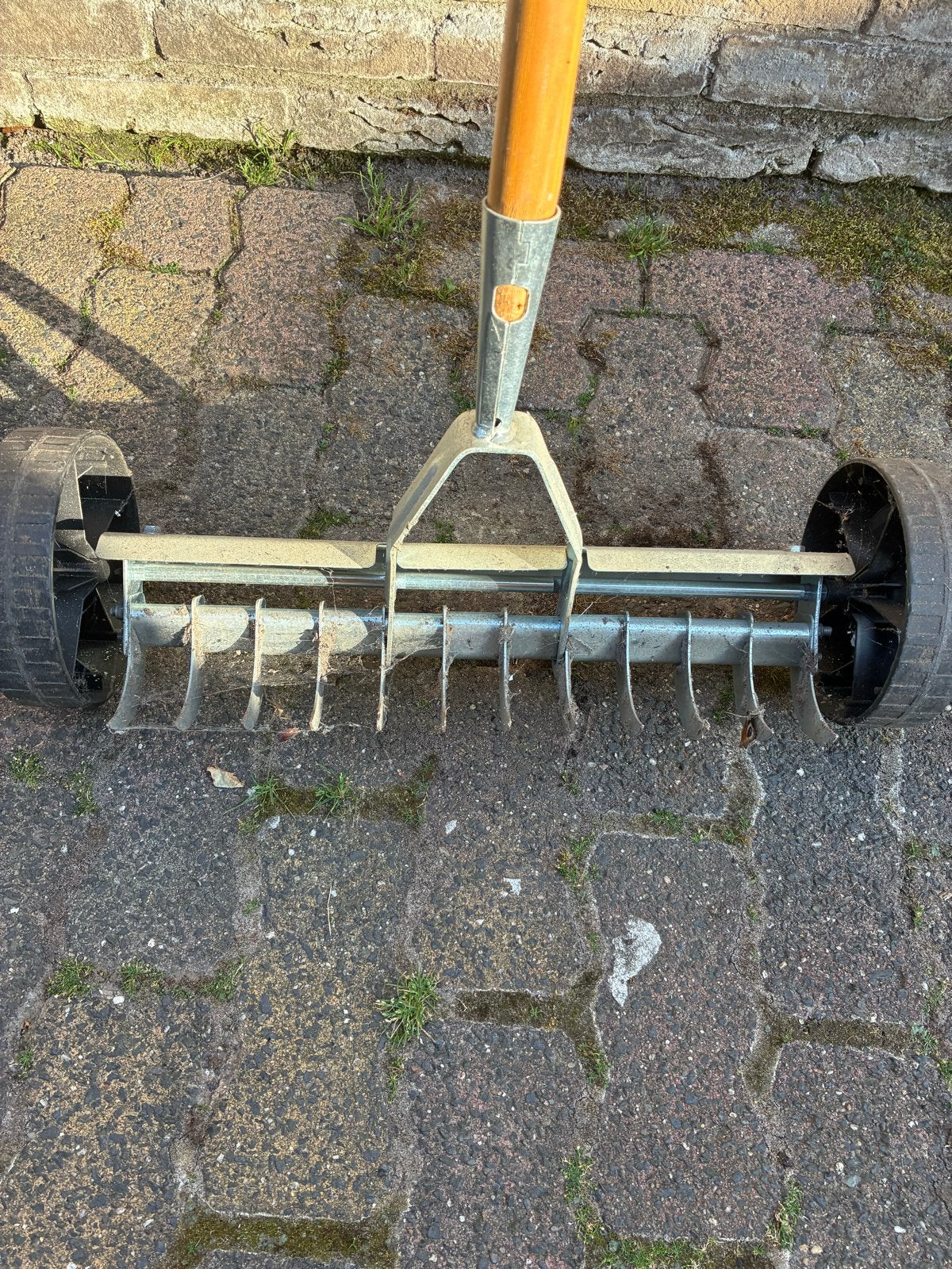 Verticuteerhark met wielen - Handmatig gazononderhoud, Tuin en Terras, Verticuteermachines, Ophalen of Verzenden, Gebruikt