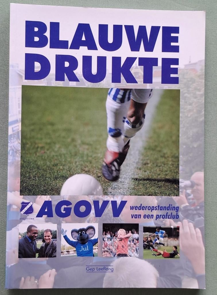 Blauwe drukte - AGOVV wederopstanding van een profclub, Nieuw, Ophalen of Verzenden, Balsport, Gep Leeflang