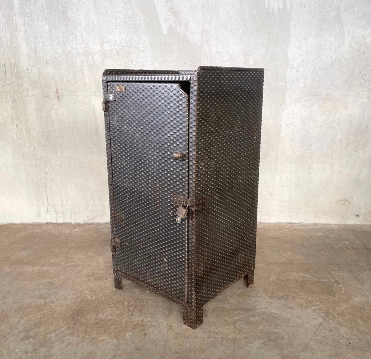 Antiek stalen kastje, industriële kast, locker, vintage, Antiek en Kunst, Ophalen