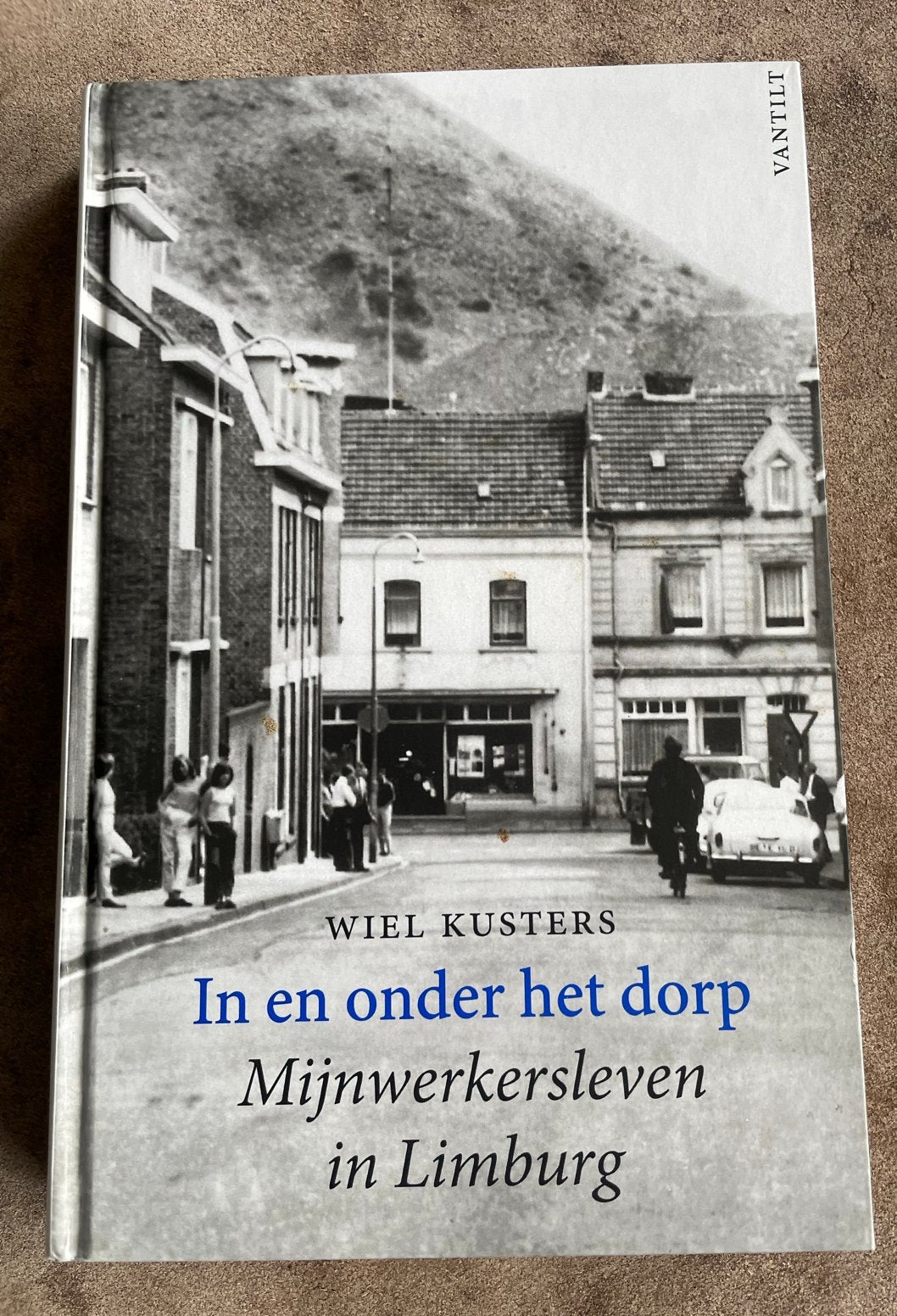 In en onder het dorp: Mijnwerkersleven in Limburg, Boeken, Ophalen of Verzenden, 20e eeuw of later, Zo goed als nieuw