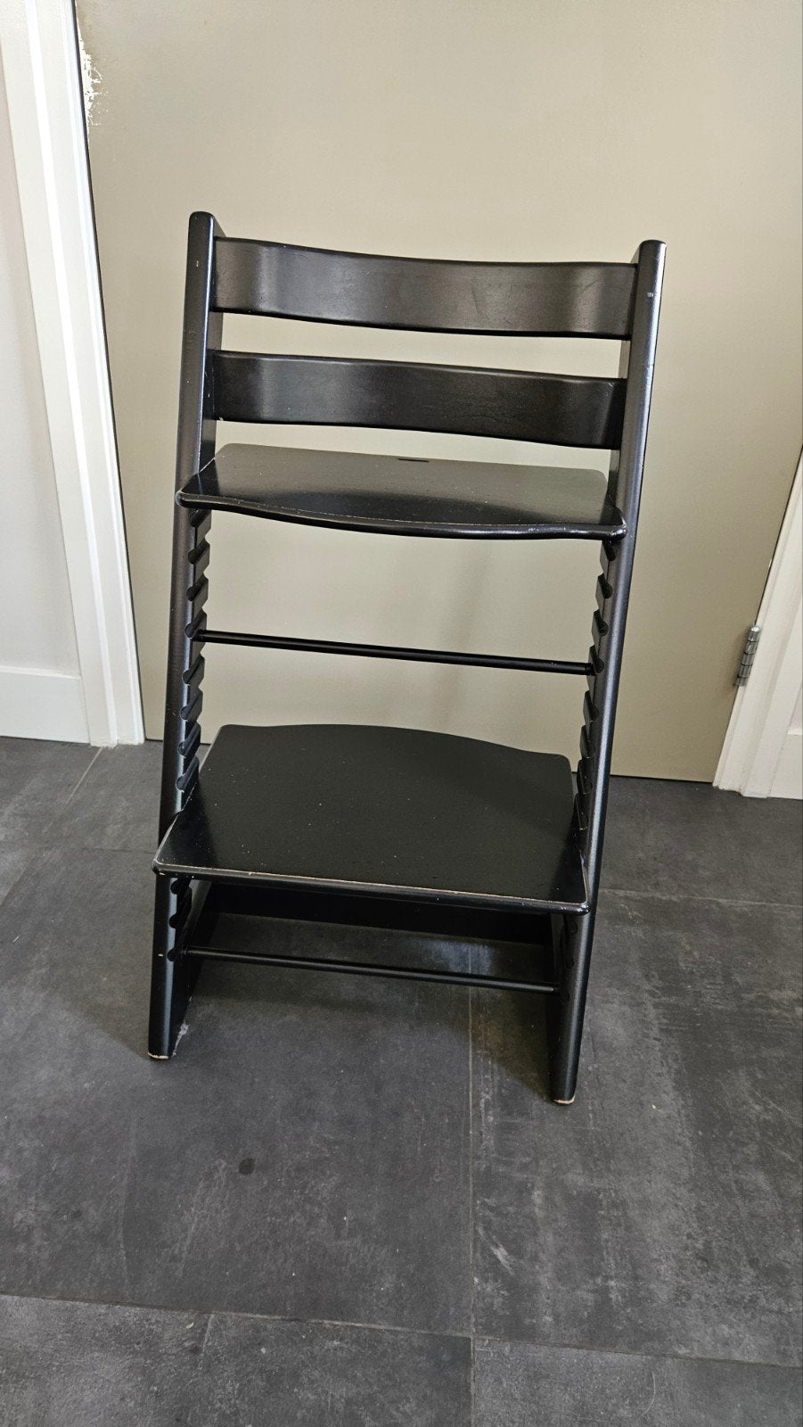 Zwarte Stokke Tripp Trapp stoel met gebruikssporen, Kinderen en Baby's, Kinderstoelen, Ophalen, Gebruikt, Meegroeistoel, Aanschuifbaar