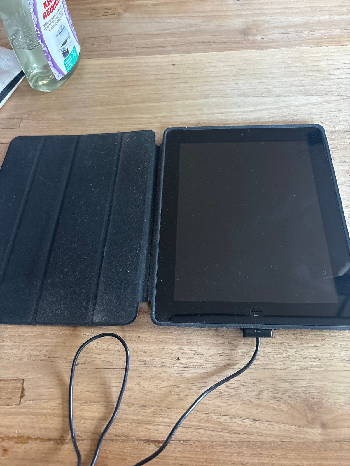 Apple iPad (vermoedelijk 2e generatie) met hoes en lader, Computers en Software, 10 inch, Gebruikt, Zwart, 16 GB