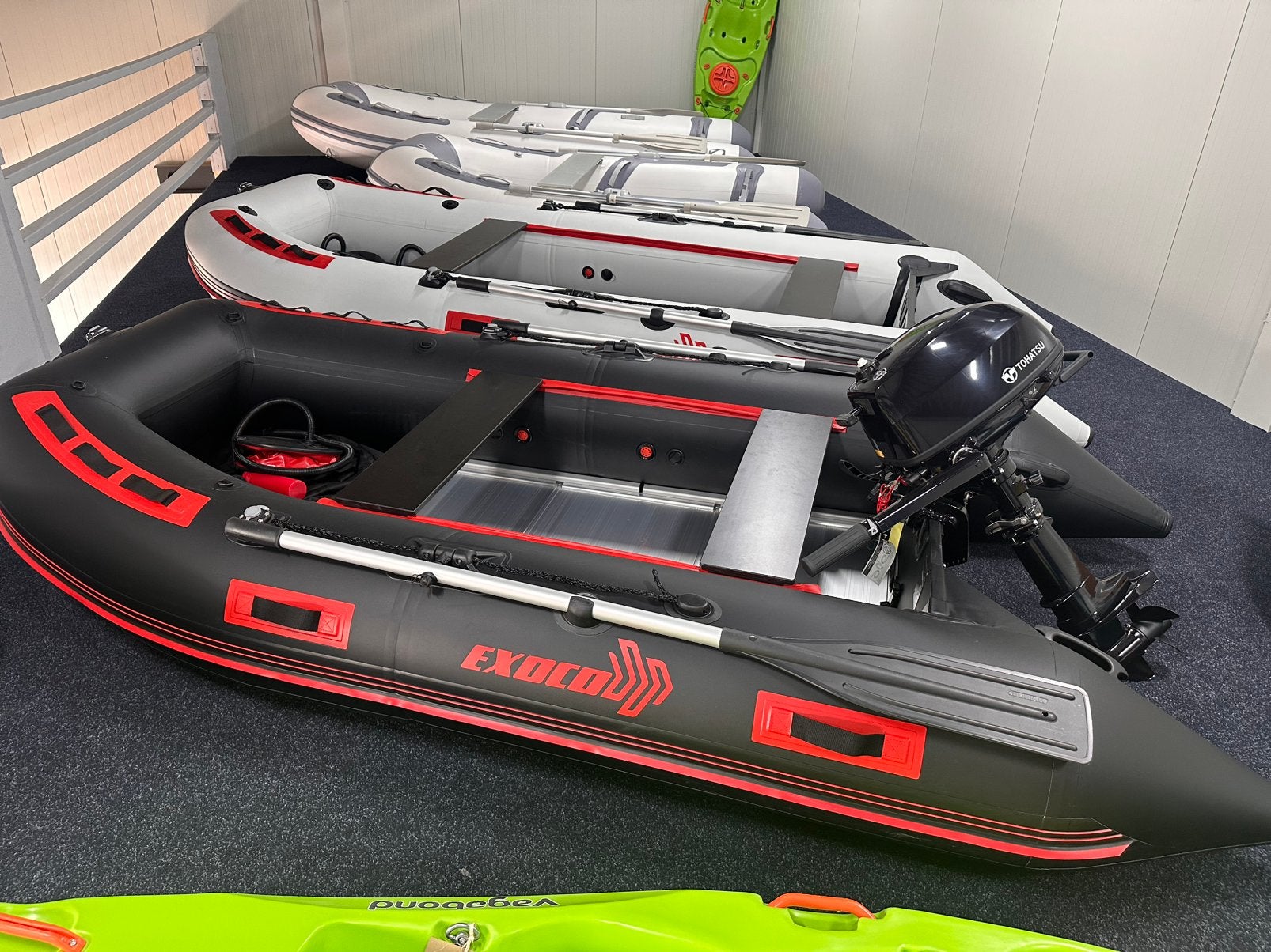 Nieuwe rubberboot met motor., Aluminium, 10 cm, Nieuw, Opbergtas