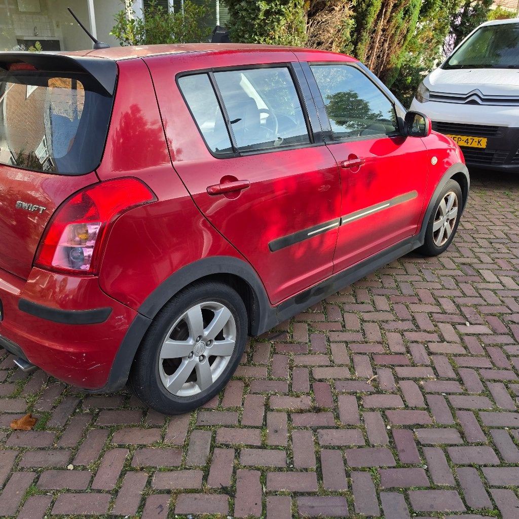 Suzuki Swift 1.3 5DRS 2008 Rood, Auto's, Voorwielaandrijving, Stof, 40 €/maand, Zwart