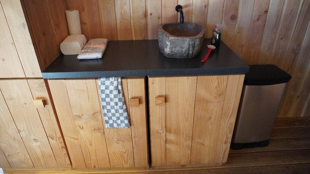 Houten lage dubbele kast met wasbak, Ophalen, Zo goed als nieuw