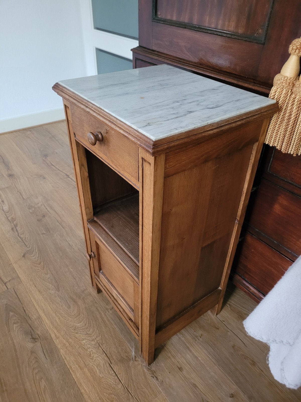 Eiken nachtkastje met wit geaderd marmeren blad, Antiek en Kunst, Curiosa en Brocante, Ophalen