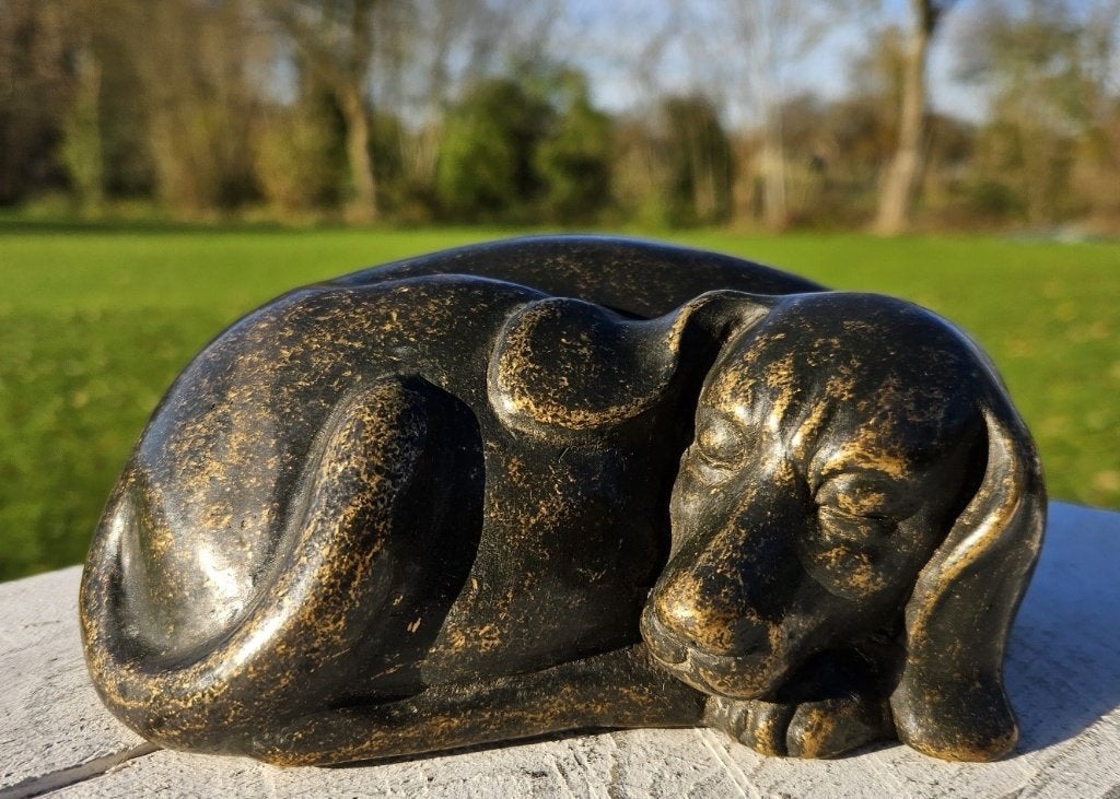 SLAPENDE HOND/ URN / HOND / ASURN/ grafdecoratie/ GEDENK, Huis en tuin decoratie Marie, Nieuw, Info@huisentuindecoratiemarie.nl
