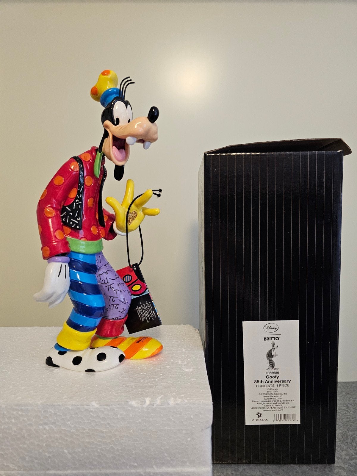 Romero Britto 85th anniversary Goofy 25 cm hoogte, Ophalen, Goofy of Pluto, Nieuw, Beeldje of Figuurtje