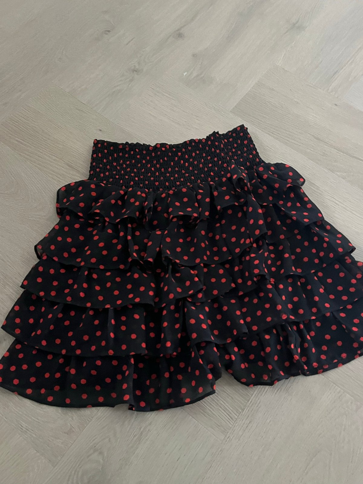 Nikkie rokje zwart met rode stippen, Zwart, Ophalen of Verzenden, Zo goed als nieuw, Maat 34 (XS) of kleiner