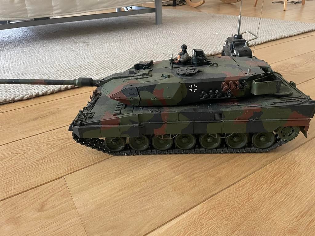 Tamya Leopard 2A6 tank, Hobby en Vrije tijd, Modelbouw | Radiografisch | Overige, Ophalen, Zo goed als nieuw