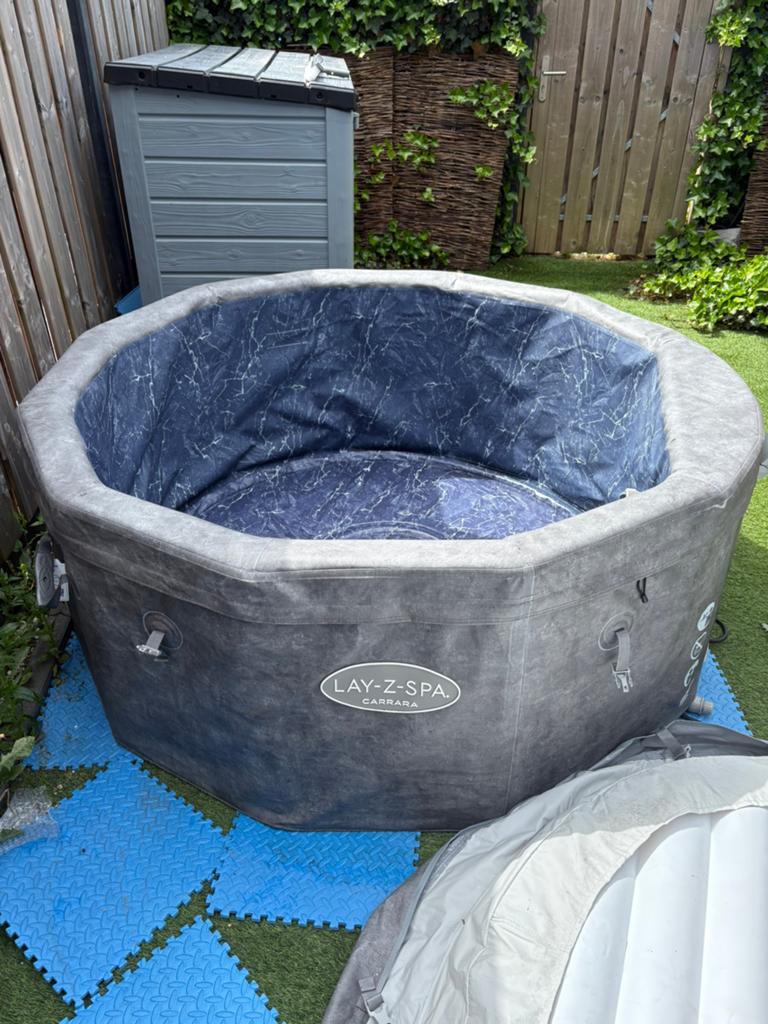 Lay-Z-Spa Carrara WiFi Opbouw Jacuzzi(dus geen opblaasbare), Tuin en Terras, Bubbelbaden en Hottubs, Zo goed als nieuw, Vast, Afdekzeil