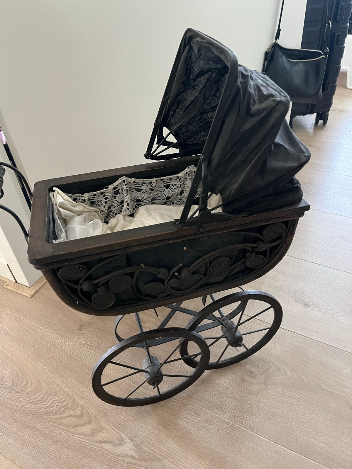 Antieke Poppenwagen - Decoratief en Charmant, Ophalen of Verzenden, Gebruikt, Overige merken