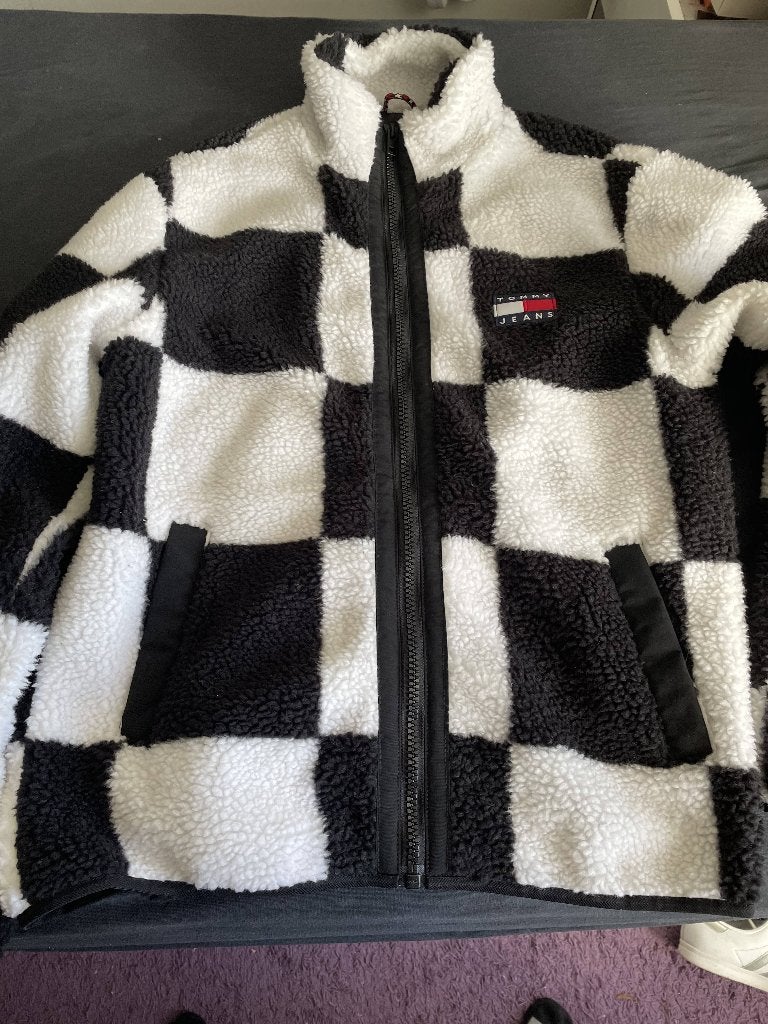 tommy hilfiger jeans jas sherpa zwart wit maat m nieuw, Ophalen of Verzenden, Nieuw, Zwart