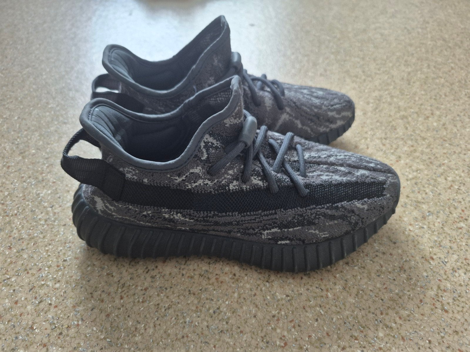 Adidas Yeezy Boost 350 V2 'Carbon' - Maat 37 1/3, Kleding | Heren, Schoenen, Zwart, Ophalen of Verzenden, Sneakers of Gympen, Adidas