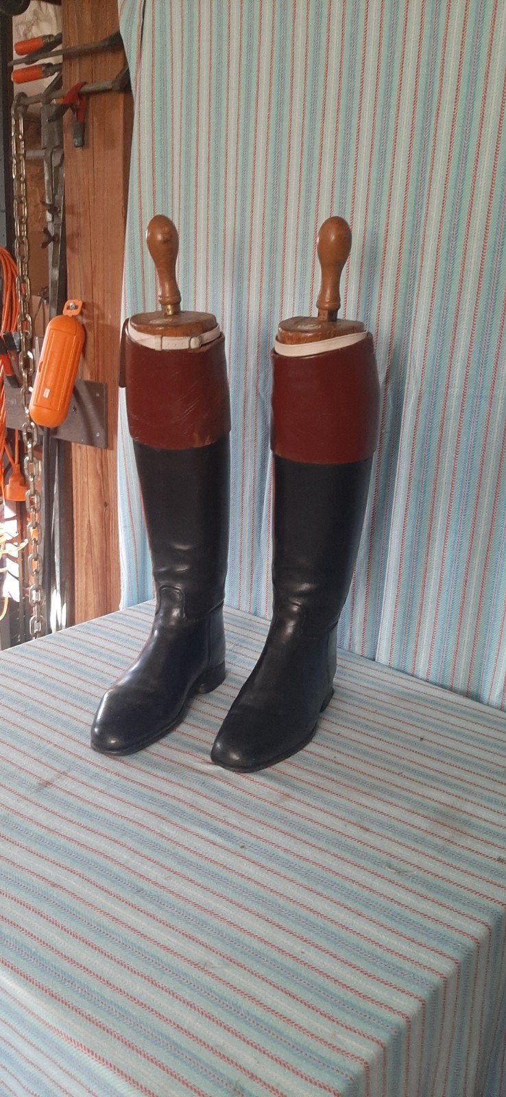 Paar oude leren paardrij laarzen met houten mallen., Ophalen of Verzenden