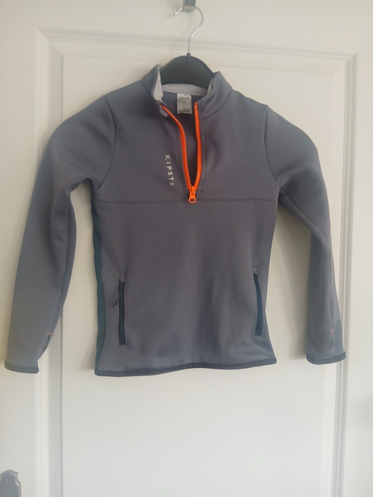 Kipsta trainingsjasje grijs/oranje voor 6 jaar, Gebruikt, Kipstra, Jongen of Meisje, Sport- of Zwemkleding