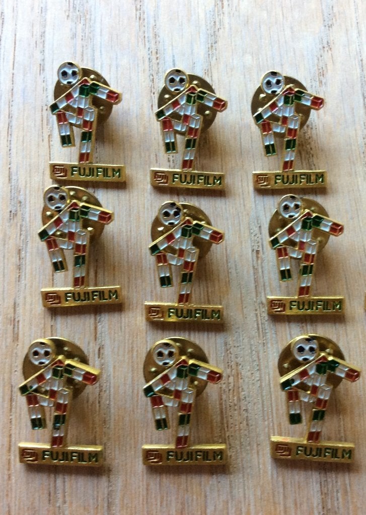 9 stuks Fuji Film voetbal pins, Verzamelen, Speldjes, Pins en Buttons, Ophalen of Verzenden, Zo goed als nieuw, Sport