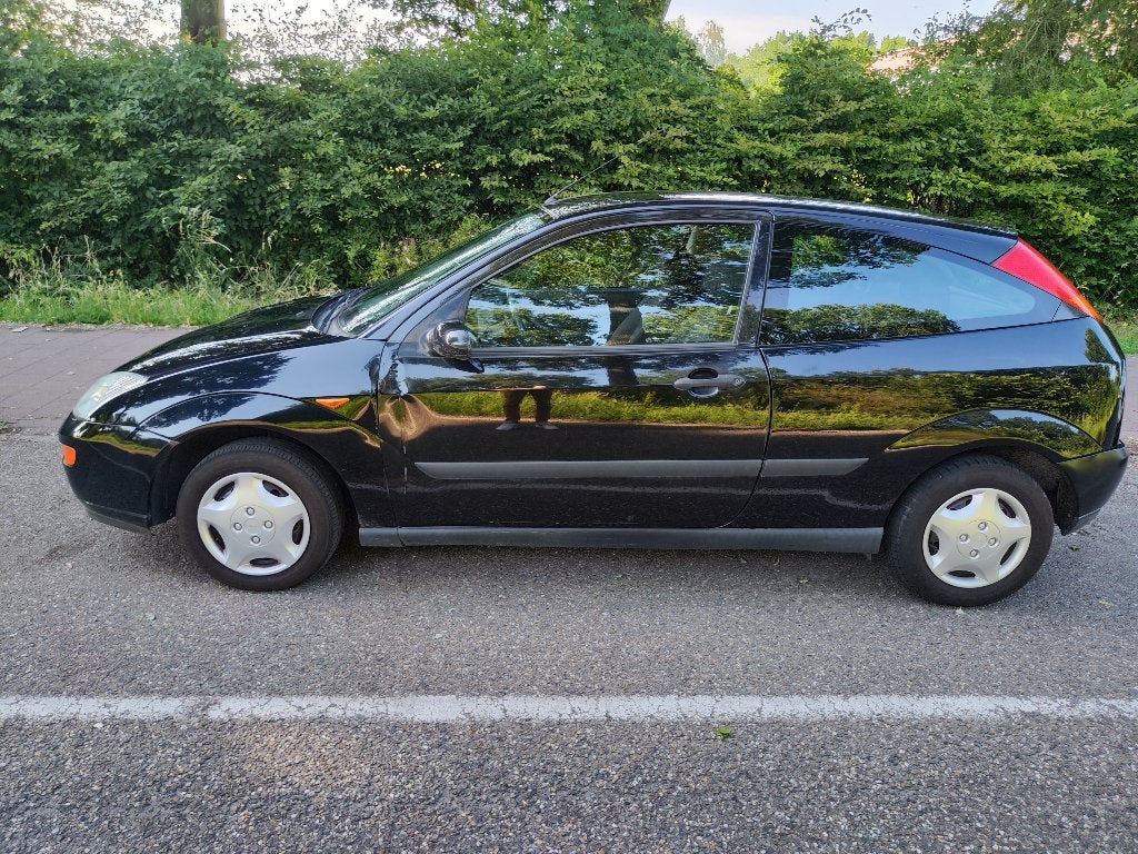 Ford Focus 1.4 I 3D 2001 Niuwe APK, 1025 kg, 15 km/l, 74 pk, Zwart