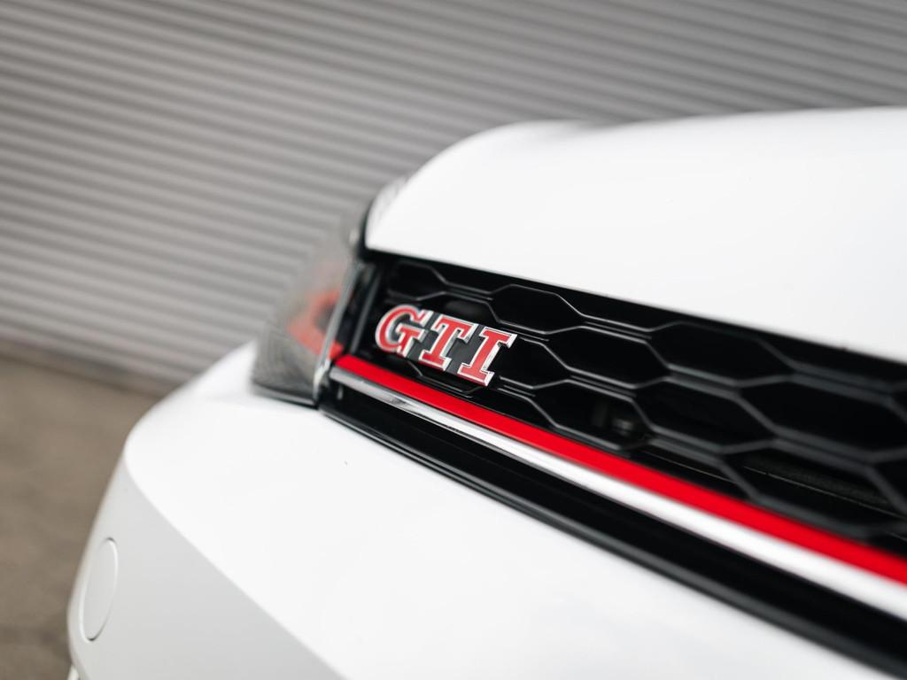 Volkswagen Golf 2.0 TSI GTI Performance Pano Keyless Virtual, Stof, Zwart, 1984 cc, Wit