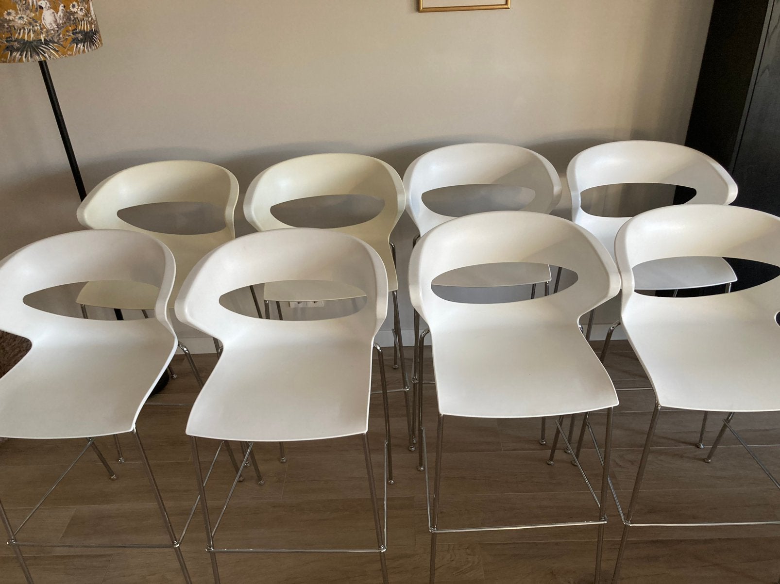 Gratis!!!! 8 witte kunststof barkrukken stoelen, Huis en Inrichting, Barkrukken, Ophalen, Kunststof, Met voetsteun, 60 tot 90 cm