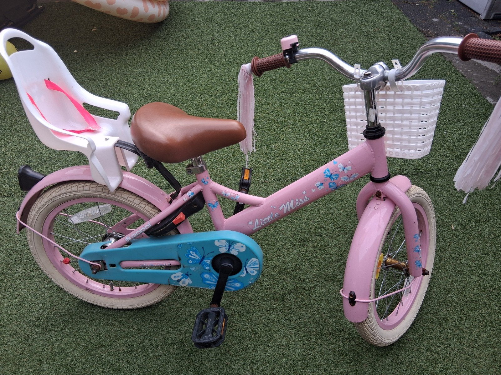 Roze kinderfiets 16 inch met mandje en poppenstoeltje, Fietsen en Brommers, Ophalen