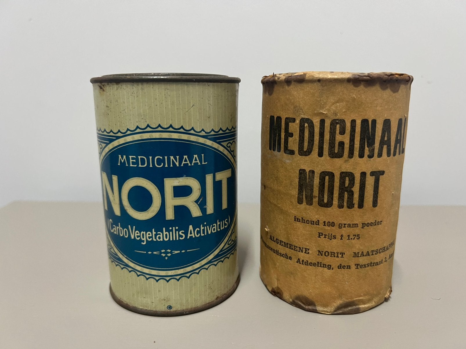Oude busjes/blikjes van Medicinaal Norit, Ophalen
