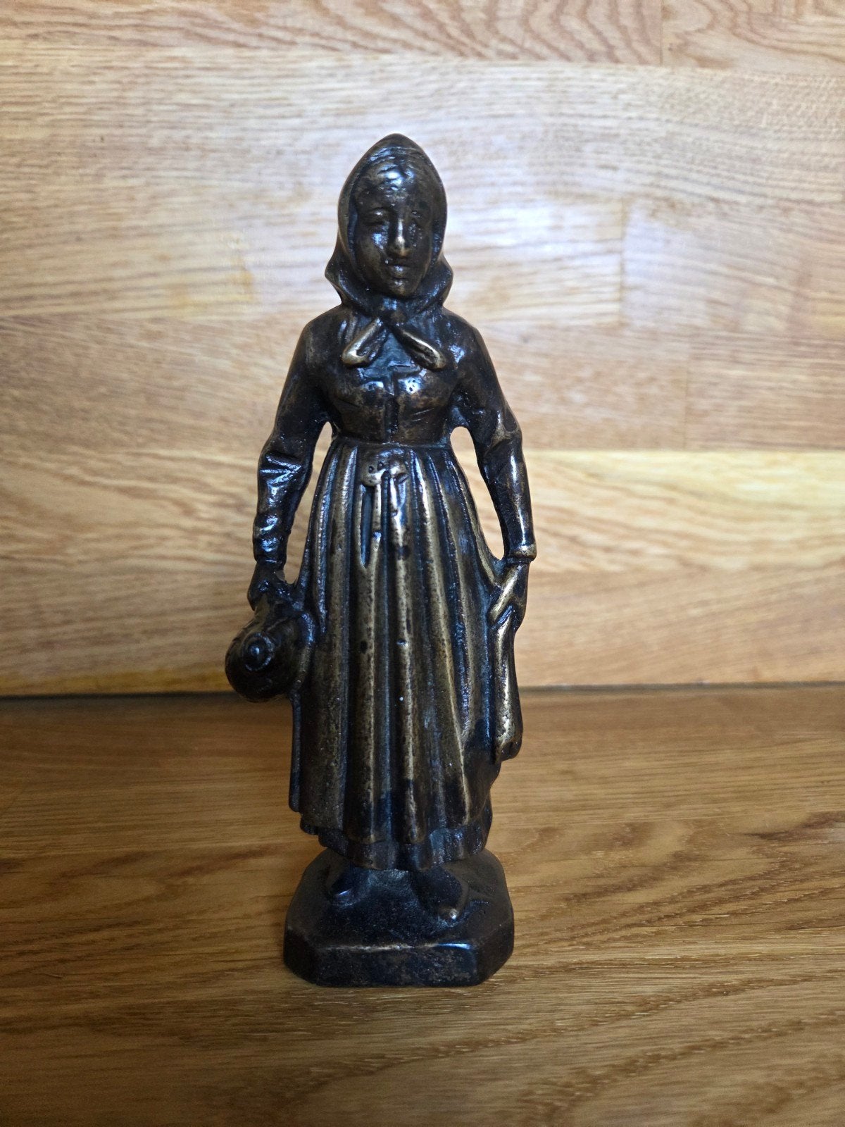 Brabantse Boerin met kruik 17cm 1244g massief brons, Ophalen of Verzenden
