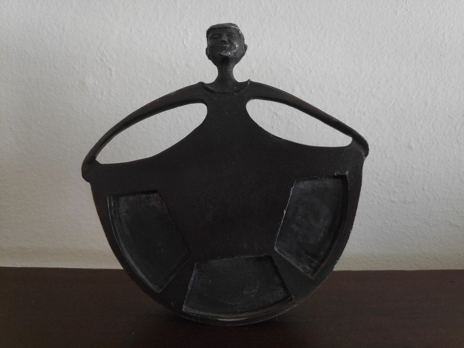 Bronzen beeldje van een meisje met wijde rok, Handgemaakt, Minder dan 20 cm, Ophalen of Verzenden, Brons