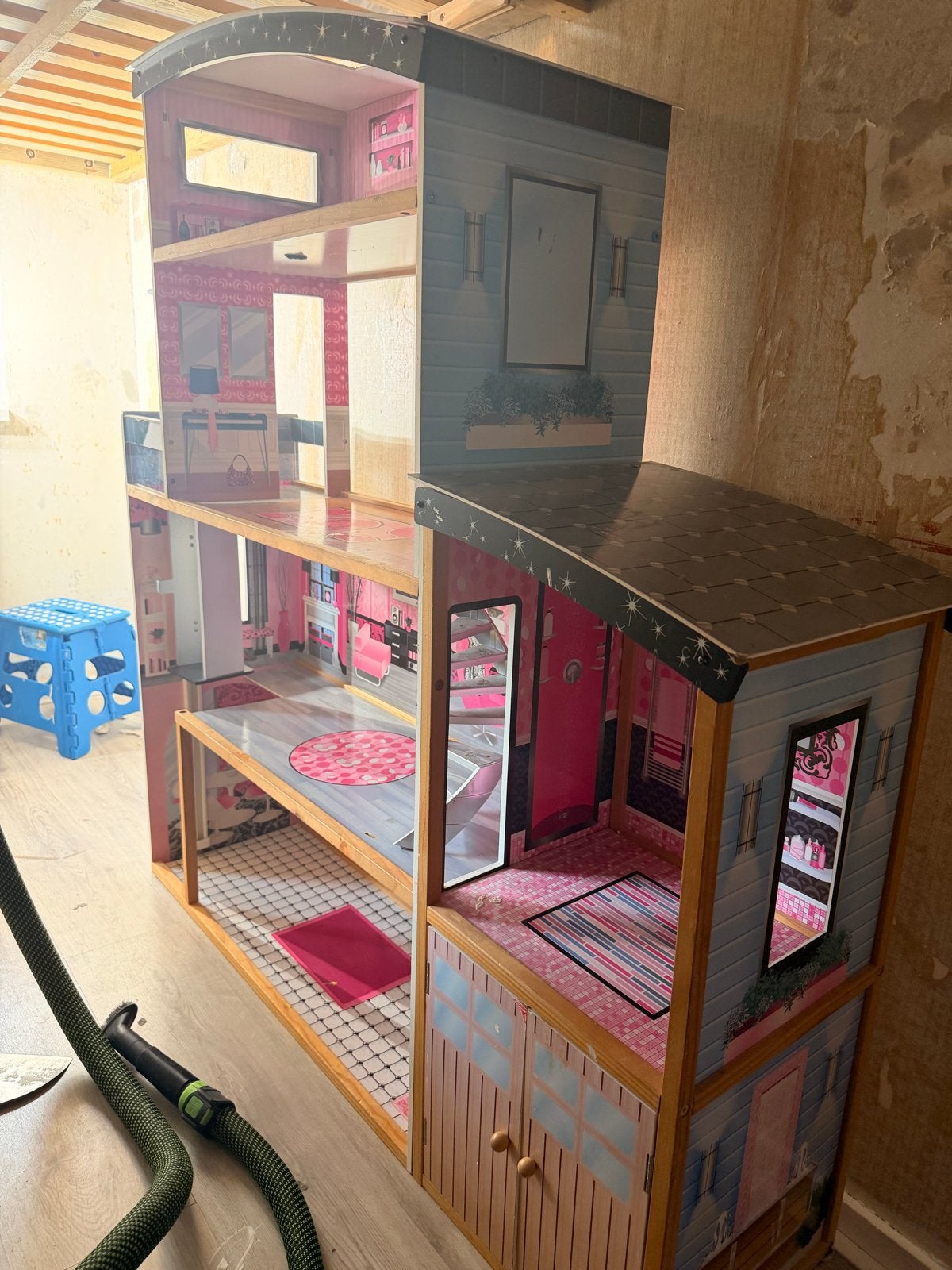 Groot houten Barbie huis inclusief tas met huis spullen, Ophalen, Gebruikt, Poppenhuis