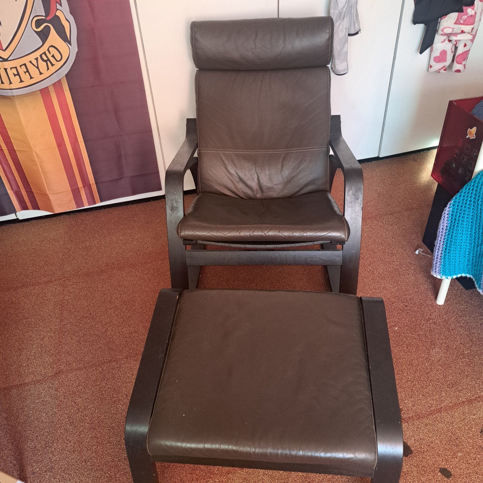 IKEA Poäng fauteuil met voetenbank - Bruin leer, Huis en Inrichting, Ophalen, Modern, Comfortabel, Gebruikt, Bruin