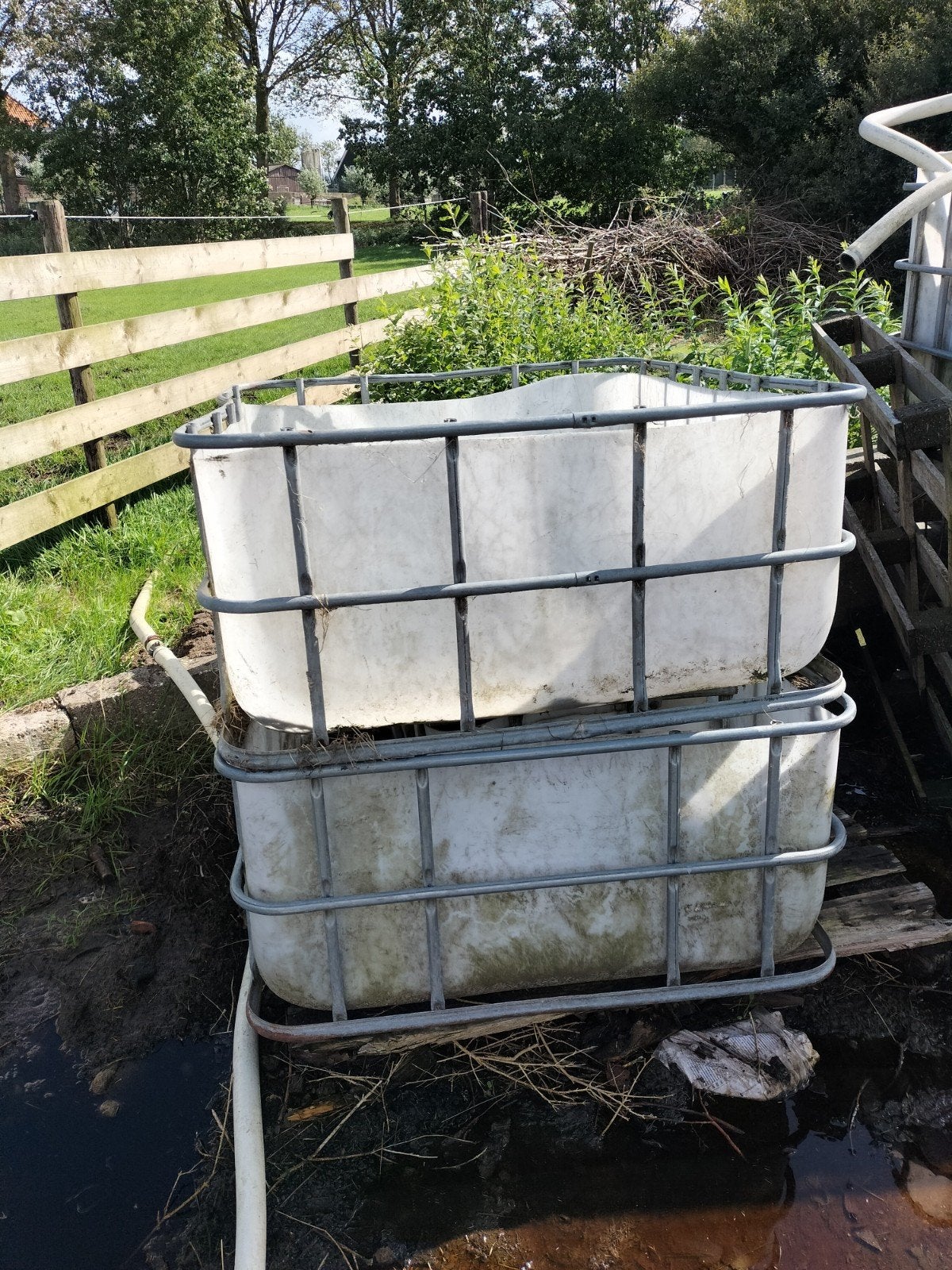 twee maal halve ibc containers / slowfeeder, Ophalen, Gebruikt
