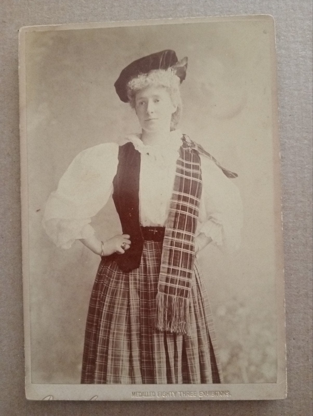 Kabinetkaart klederdracht Schotland Scotland Byrne & Co, Ophalen of Verzenden, Voor 1940, Gebruikt