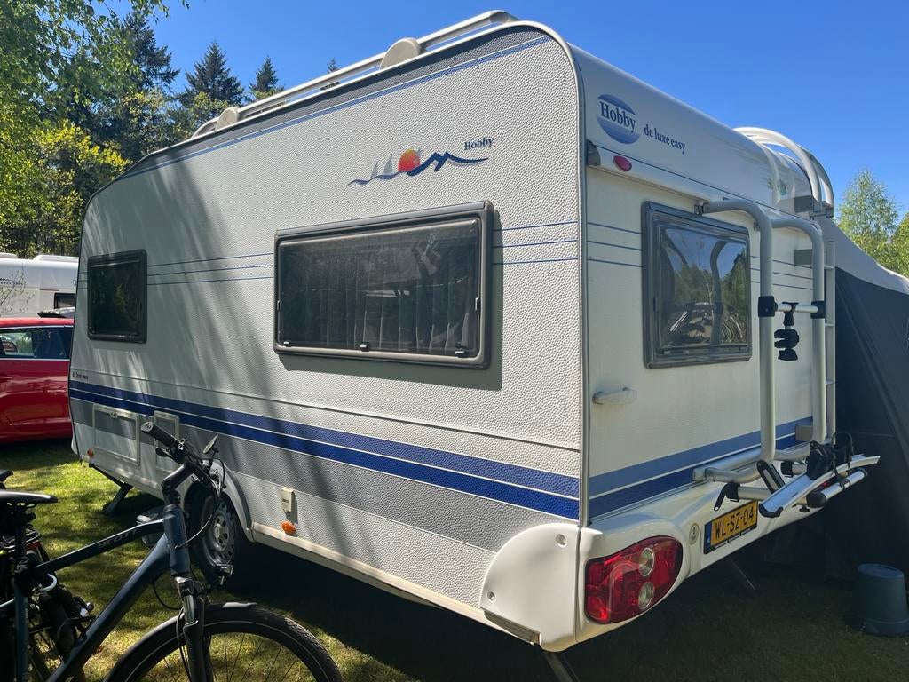 Caravan Hobby de Luxe easy + nieuwe voortent/luifel en mover, Hobby, Dwarsbed, Treinzit, 750 - 1000 kg