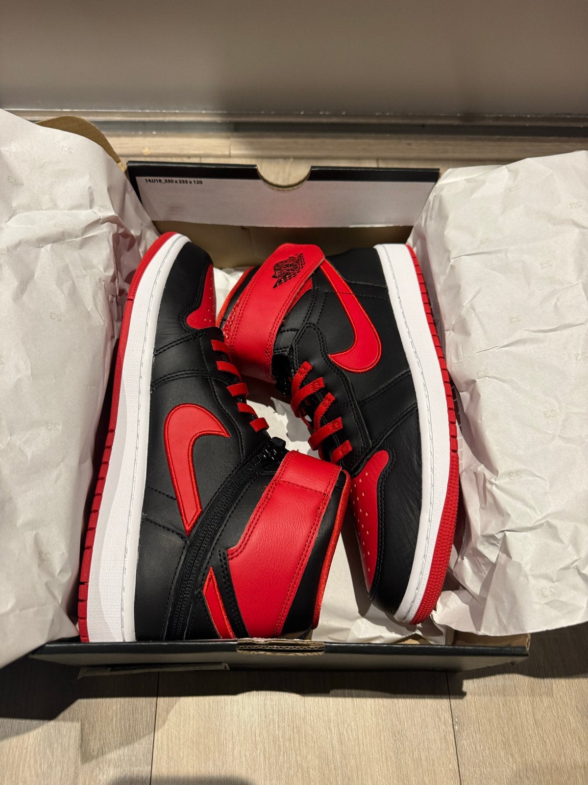 Nike Air Jordan 1 High FlyEase - Zwart/Rood - Maat 44, Kleding | Heren, Ophalen of Verzenden, Nieuw, Zwart, Sneakers of Gympen