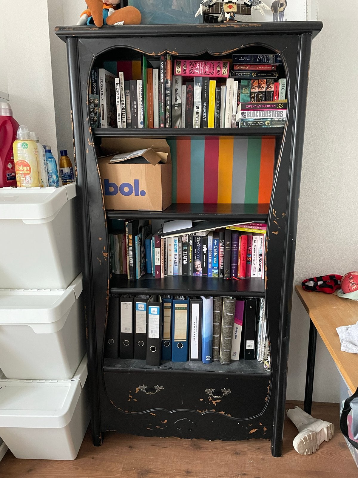 Zwart brocante boekenkast met lade en planken, Ophalen, Gebruikt, 50 tot 100 cm, Met lade(s)